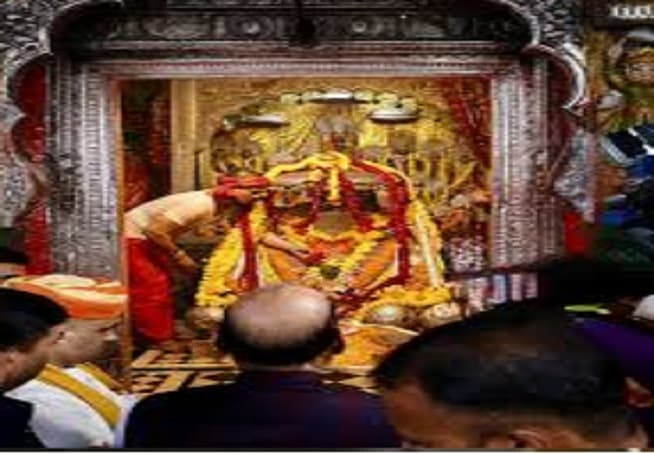 राम नगरी अयोध्या पहुंचे रक्षामंत्री, रामलला के किये दर्शन