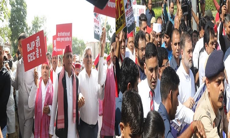 CEC के खिलाफ विपक्ष का मार्च, बैरिकेड पर चढ़े राहुल-सपा नेता; प्रियंका-अखिलेश धरने पर