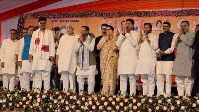 अखिलेश यादव को बड़ा झटका, अभय सिंह समेत तीन नेताओं ने थामा BJP का दामन