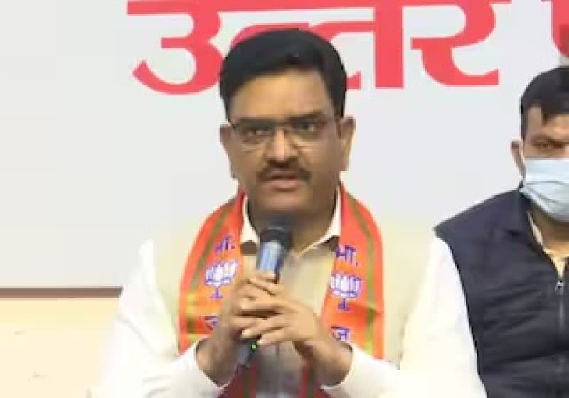 कन्नौज की खाली कुर्सियों ने उधेड़ी सपा संगठन की बखिया, अखिलेश पर मंत्री असीम अरुण का तीखा प्रहार