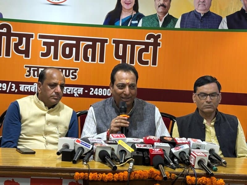‘उत्तराखंडियों को घुसपैठिया कहने का हक किसने दिया?’ अखिलेश पर बरसे विनोद चमोली