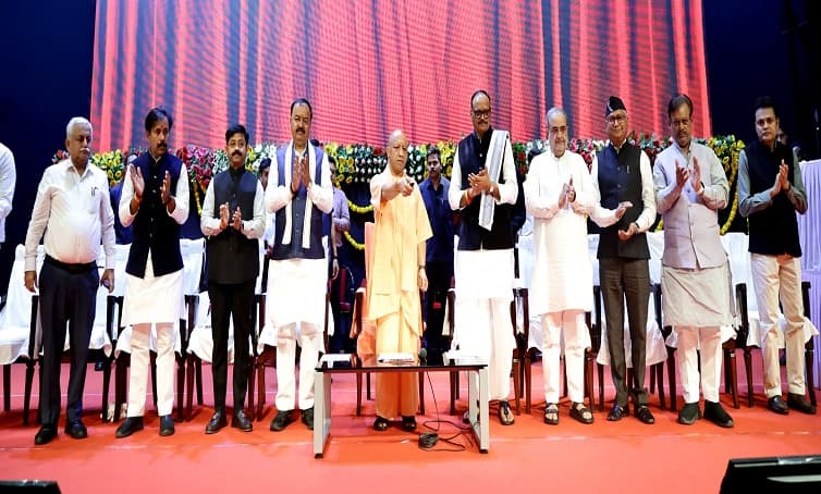 इन कांग्रेसियों ने देश को लूटा, टेलीफोन और रसोई गैस के कनेक्शन तक बेचते थे: सीएम योगी