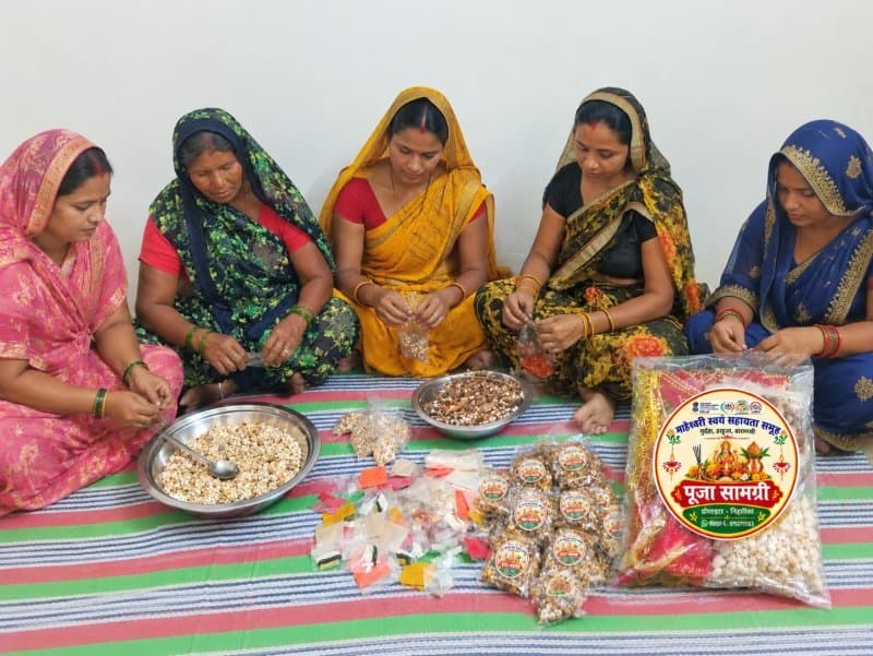 नवरात्र में पूजा कॉम्बो पैक तैयार कर आत्मनिर्भरता की राह मजबूत कर रहीं वाराणसी की महिलाएं