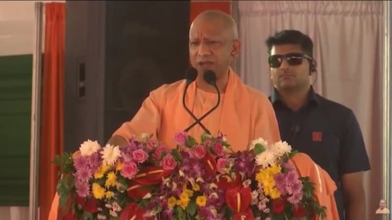 योगी का सपा पर वार: ‘माफिया के लिए बहाते हैं आंसू, गरीबों की नहीं इन्हें चिंता’