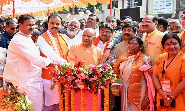 अखिलेश गिनते रहें, छह महीने में एक लाख से अधिक युवाओं को देंगे सरकारी नौकरी : योगी