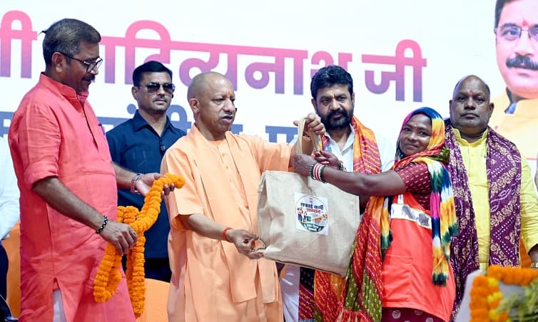 मुख्यमंत्री योगी ने स्वच्छता कर्मियों को किया सम्मानित, बोले मानदेय काटने वालों के खिलाफ होगी कड़ी कार्रवाई