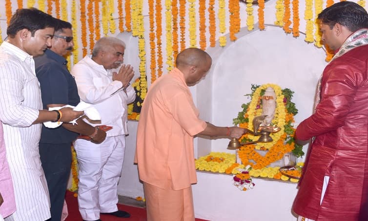 महर्षि वाल्मीकि आश्रम में सीएम योगी ने की पूजा-अर्चना, प्राचीन शिवलिंग और सीता कुटिया के भी किए दर्शन