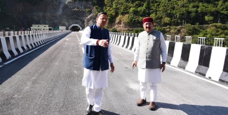 चारधाम यात्रा को सुगम, सुरक्षित और व्यवस्थिCM Dhami inspected the constructed bridge-tunnel routeत बनाना राज्य सरकार की प्राथमिकता: सीएम धामी