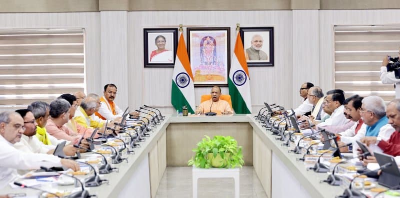 योगी कैबिनेट के 22 बड़े फैसले: शिक्षा कर्मियों को कैशलेस इलाज, रोबोटिक्स पार्क और 4 लिंक एक्सप्रेसवे को मंजूर