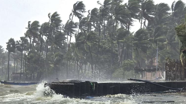 Cyclone Arnab Update: आंध्र प्रदेश में तूफान की दस्तक, तटीय इलाकों में अलर्ट