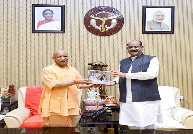 सीएम योगी ने लोकसभा अध्यक्ष से की शिष्टाचार भेंट
