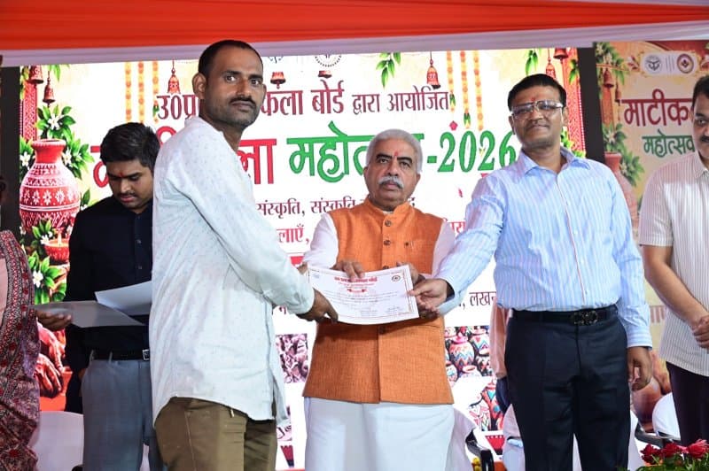 योगी सरकार की पहल से सरकारी अस्पतालों में बढ़ेगी यूपी के बुनकरों के उत्पादों की पहुंच