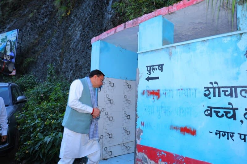 सुलभ शौचालय की बदहाल सफाई व्यवस्था पर भड़के सीएम धामी, ईओ को तत्काल सुधार के निर्देश