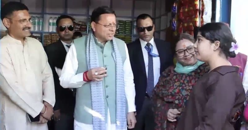 श्रीनगर चुंगी पर चाय की दुकान पर रुके मुख्यमंत्री धामी, स्थानीय लोगों से किया आत्मीय संवाद