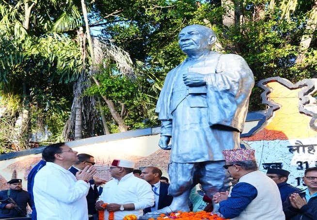 सरदार वल्लभभाई पटेल की प्रतिमा पर मुख्यमंत्री ने पुष्पांजलि अर्पित कर किया नमन
