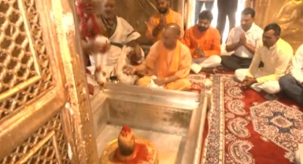 CM Yogi worshiped Baba Vishwanath
