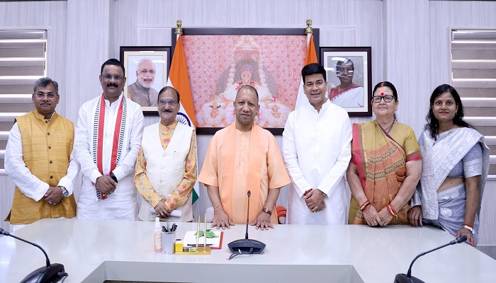 CM Yogi met newly elected 6 municipal mayors