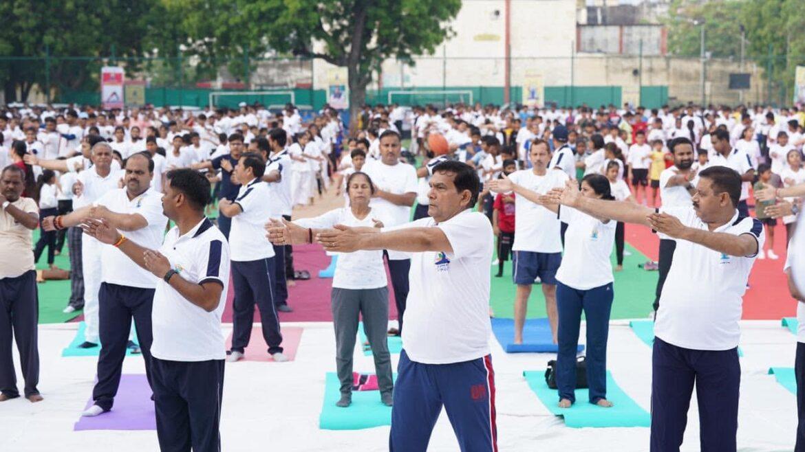 एकलव्य स्टेडियम में नगर विकास मंत्री एके शर्मा ने किया सामूहिक योग