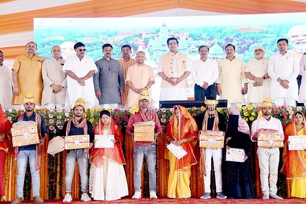 CM Yogi blesses newly married couples