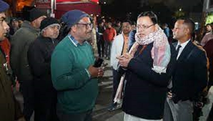 धामी ने किया आईएसबीटी का औचक निरीक्षण, गरीबों को बांटे कंबल