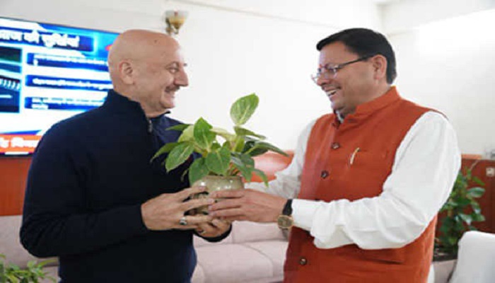 अनुपम खेर पहुंचे देहरादून, सीएम धामी से की भेंट