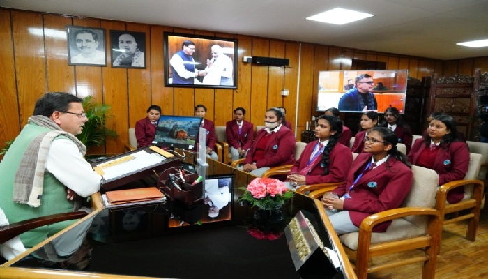 Girl students met CM Dhami