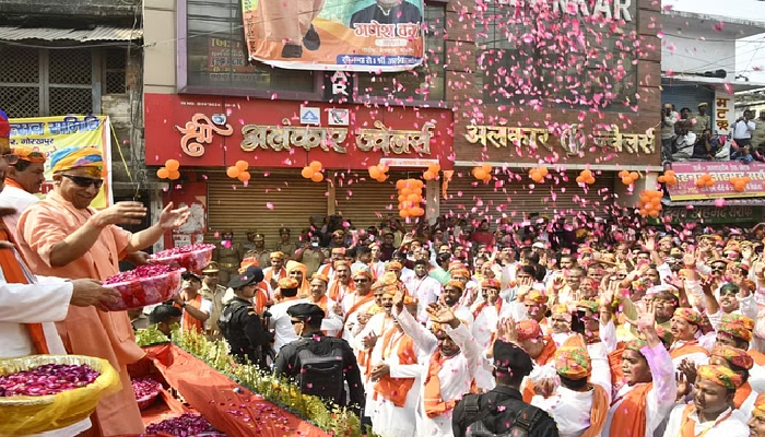 CM Yogi played holi of flowers