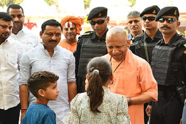 CM Yogi caressed the children in the temple