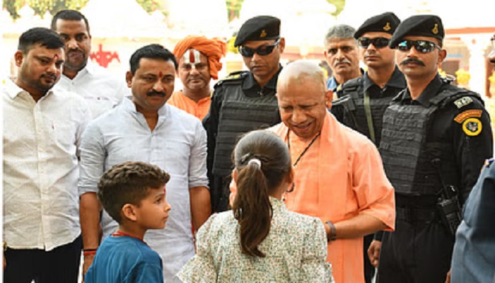 CM Yogi caressed the children in the temple