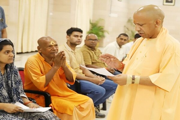 CM Yogi heard the problems in Janta Darshan