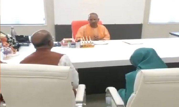 CM Yogi met the victim's family of Bahraich violence