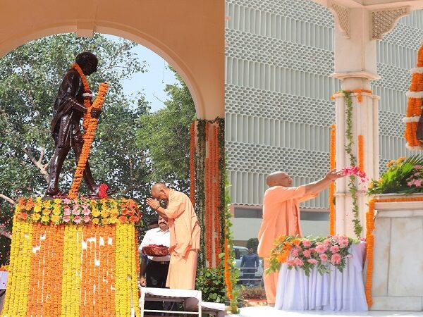 CM Yogi paid homage to Bapu and Lal Bahadur Shastri