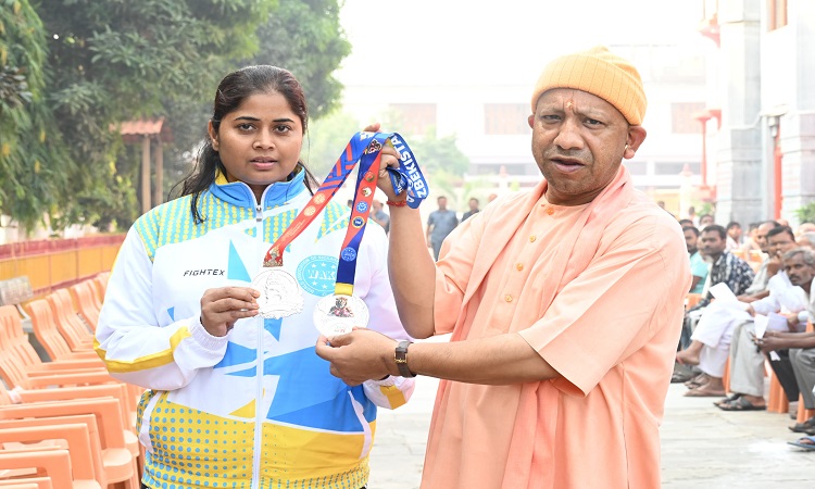 International kick boxer Rinka Singh Chaudhary met CM Yogi