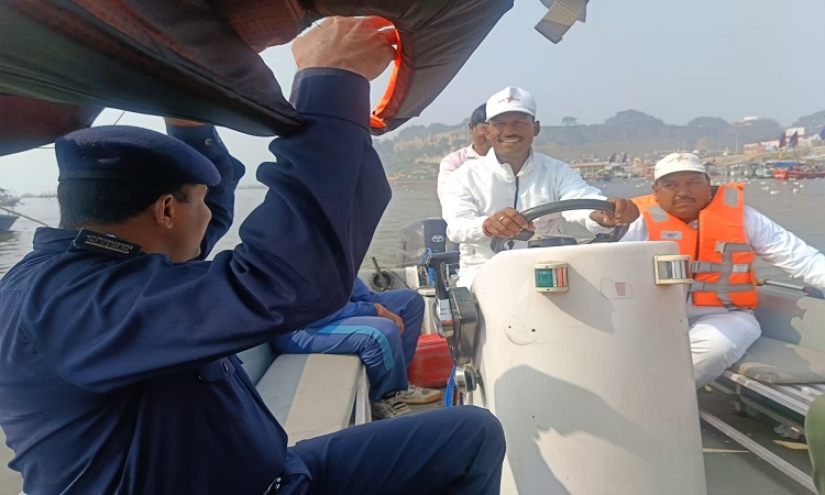 महाकुंभ 2025: 24 घंटे अलर्ट मोड पर रहेंगे 220 हाईटेक डीप डाइवर, पानी पर होगा 700 नावों से पहरा