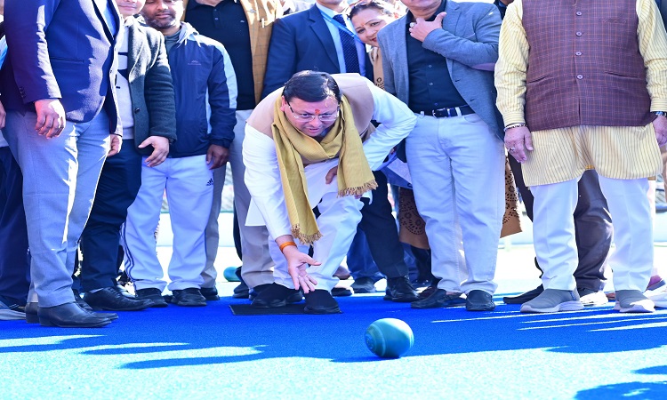 लॉन बाल कैंप में खिलाड़ियों के साथ मैदान में उतरे मुख्यमंत्री धामी, खिलाड़ियों को दी नई ऊर्जा