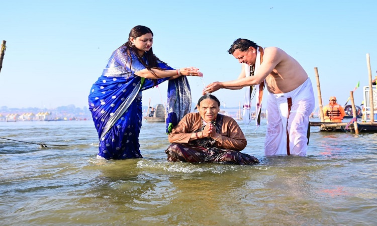 CM Dhami took a holy dip in Maha Kumbh