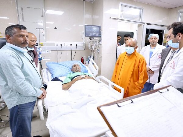 CM Yogi reached PGI to know the condition of Acharya Satyendra Das