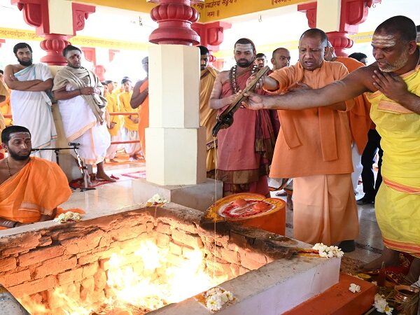 CM Yogi performed a special havan with Jagadguru Shankaracharya