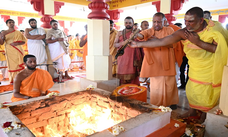 CM Yogi performed a special havan with Jagadguru Shankaracharya