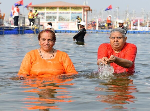 Jagdeep Dhankhar took a holy dip in the Triveni Sangam