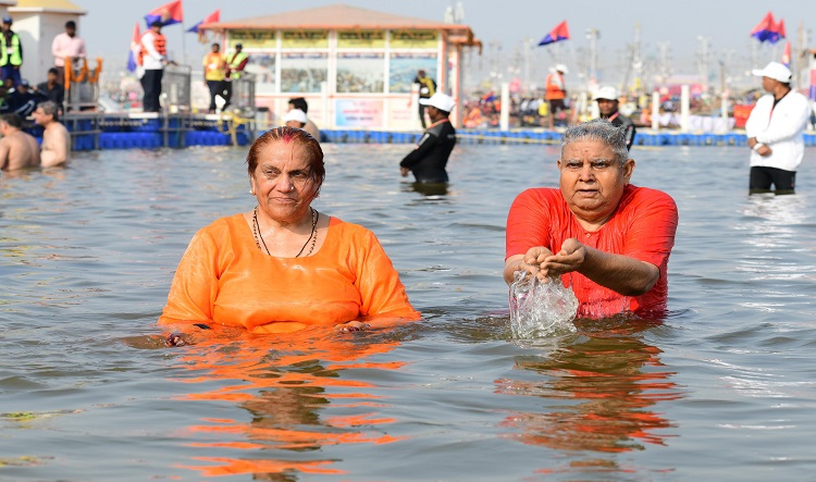 Jagdeep Dhankhar took a holy dip in the Triveni Sangam