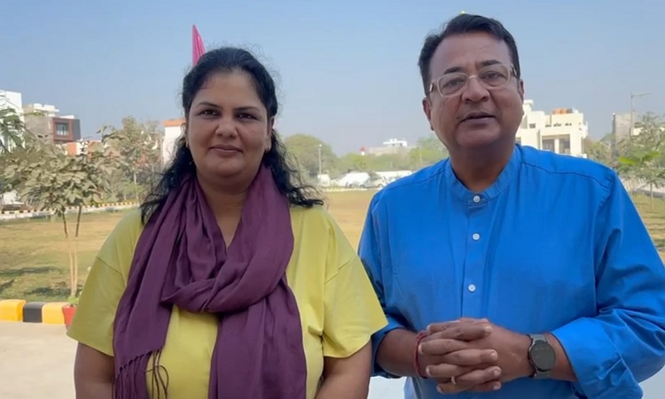 Australian couple took a dip in the Triveni of Maha Kumbh