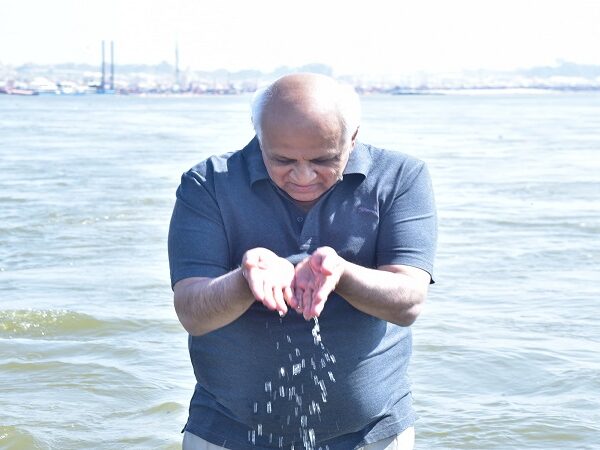 CM Bhupendra Patel took a holy dip in Triveni