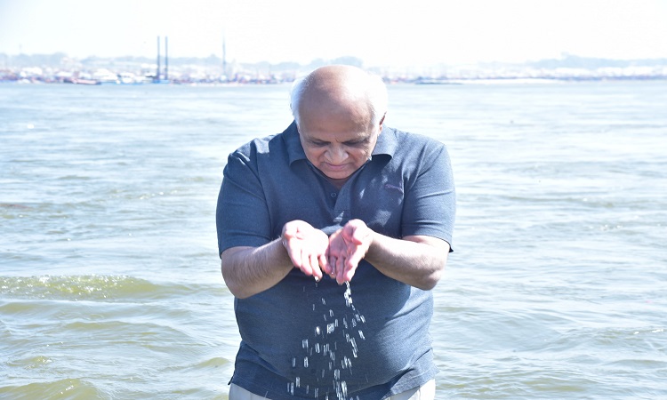 CM Bhupendra Patel took a holy dip in Triveni