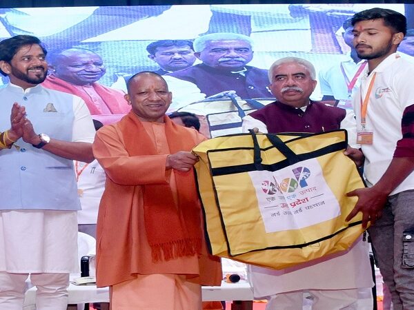 CM Yogi distributed toolkits to 2100 trainees