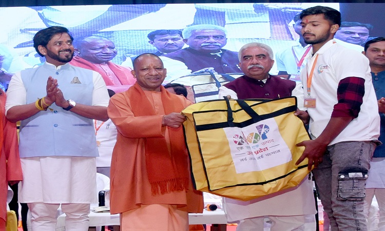 CM Yogi distributed toolkits to 2100 trainees