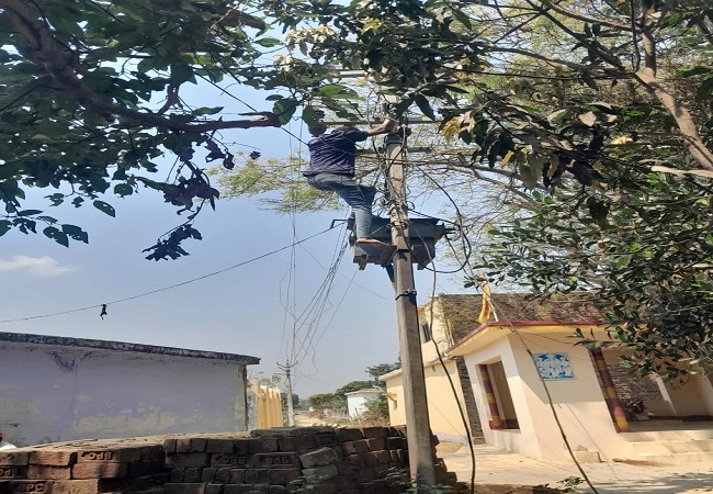 गोण्डा के मनीपुर ग्रांट में पहली बार पहुंची बिजली,कनेक्शन देने की प्रक्रिया शुरू
