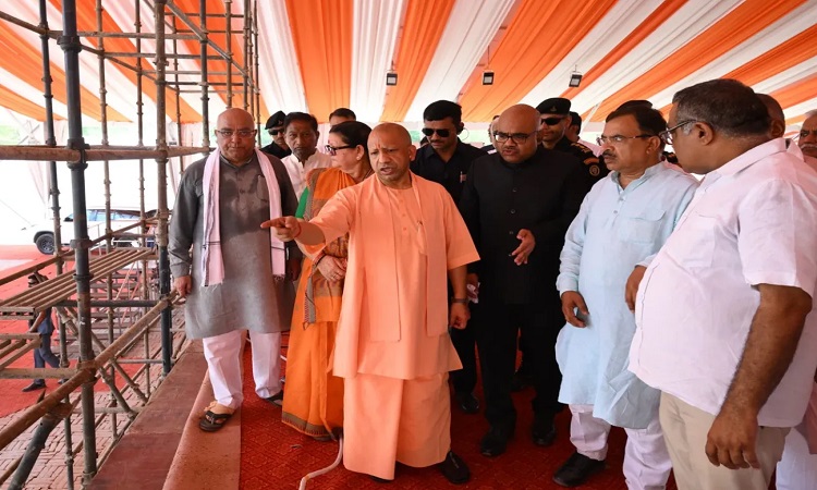 CM Yogi inspected the public meeting venue in Kanpur