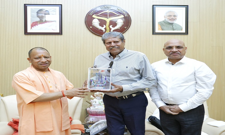 सीएम योगी से मिले विश्व कप विजेता टीम के कप्तान कपिल देव