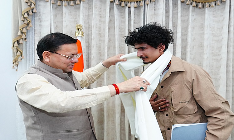 CM Dhami honored mountaineer Rohit Bhatt